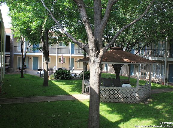 4th image of 255 E Rampart Dr