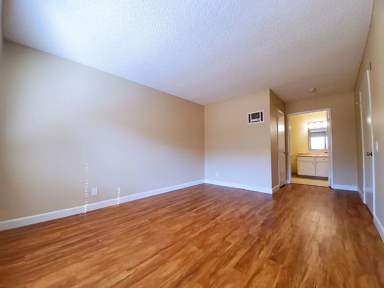 Parklane Apartments — Photo 29