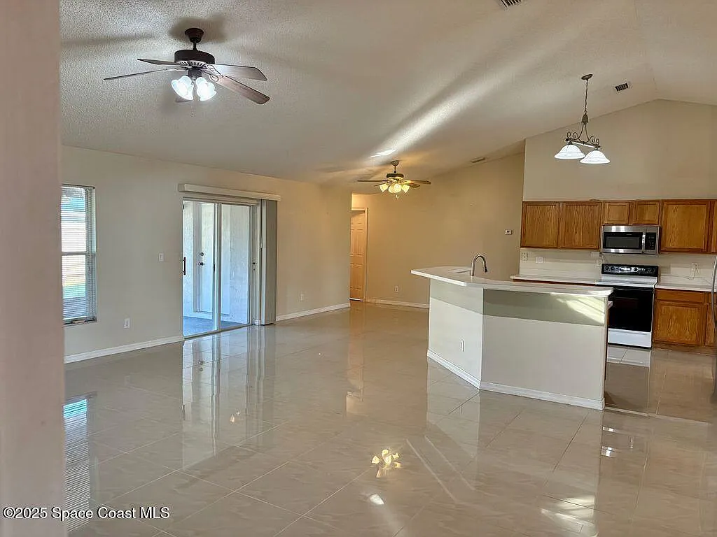 4 bed, 2.0 bath, 2236 sqft, $2,525 — Photo 3