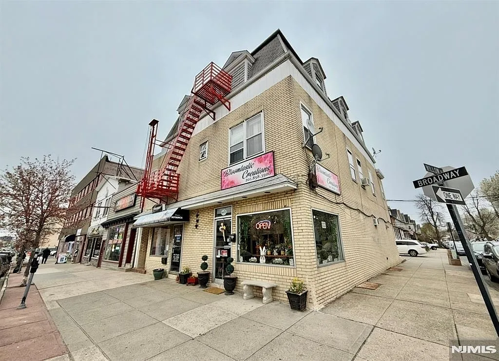 1 bed, 1.0 bath, $1,600 — Photo 1