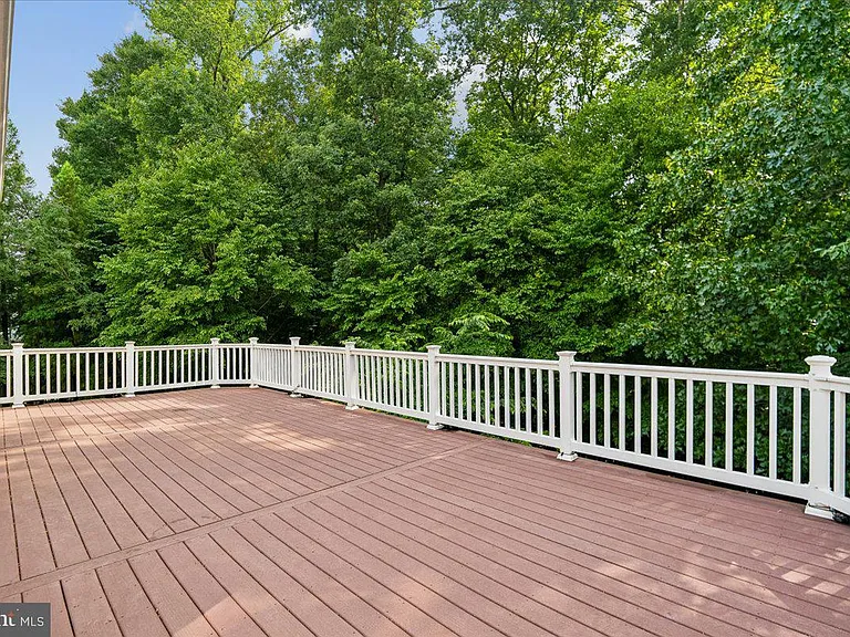 743 Seneca Dr — Photo 37
