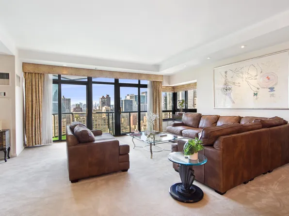 100 United Nations Plaza image 1 of 31