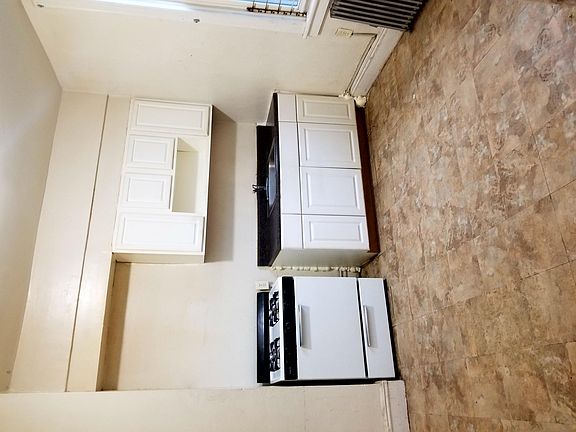 2nd image of 393 Forrest St #1