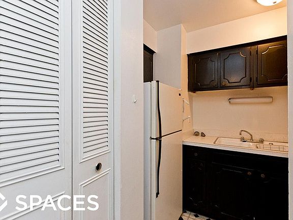 2nd image of 516 W Melrose St #2O5