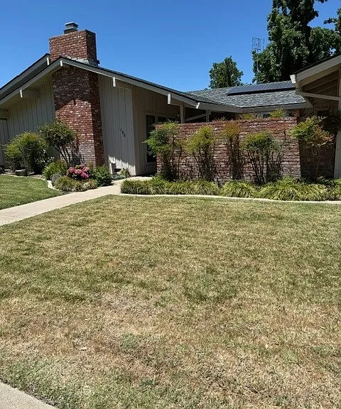 405 Leveland Ln — Photo 2
