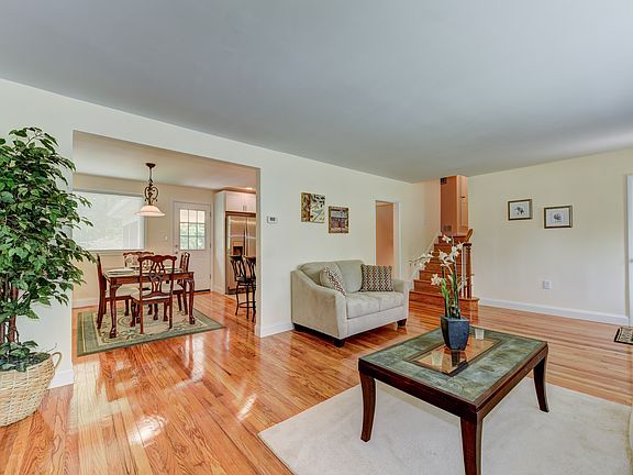 Great flow between living rm, dining rm & kitchen