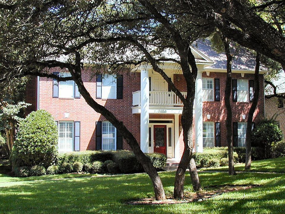 Welcome home!  Beautiful front view...wow!