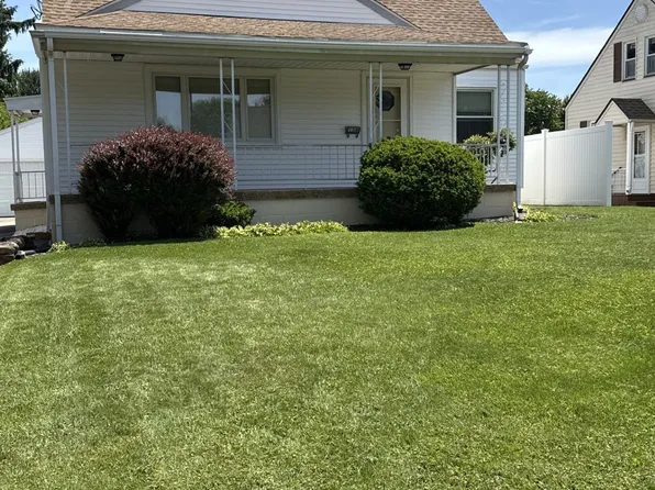 138 Iroquois St, Struthers, OH 44471