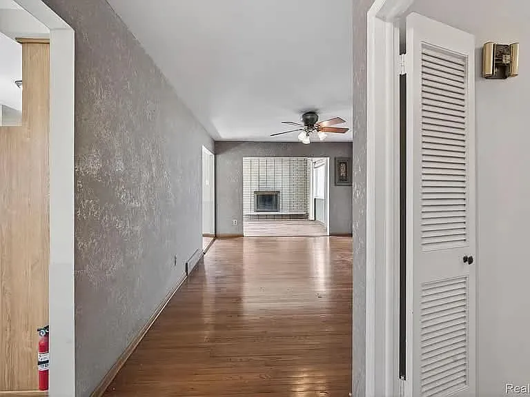 15226 Everly St — Photo 2