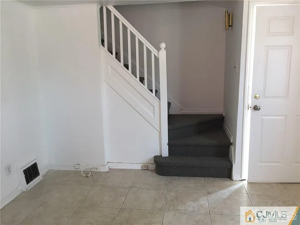 2 bed, 1.0 bath, 1700 sqft, $2,300 — Photo 3