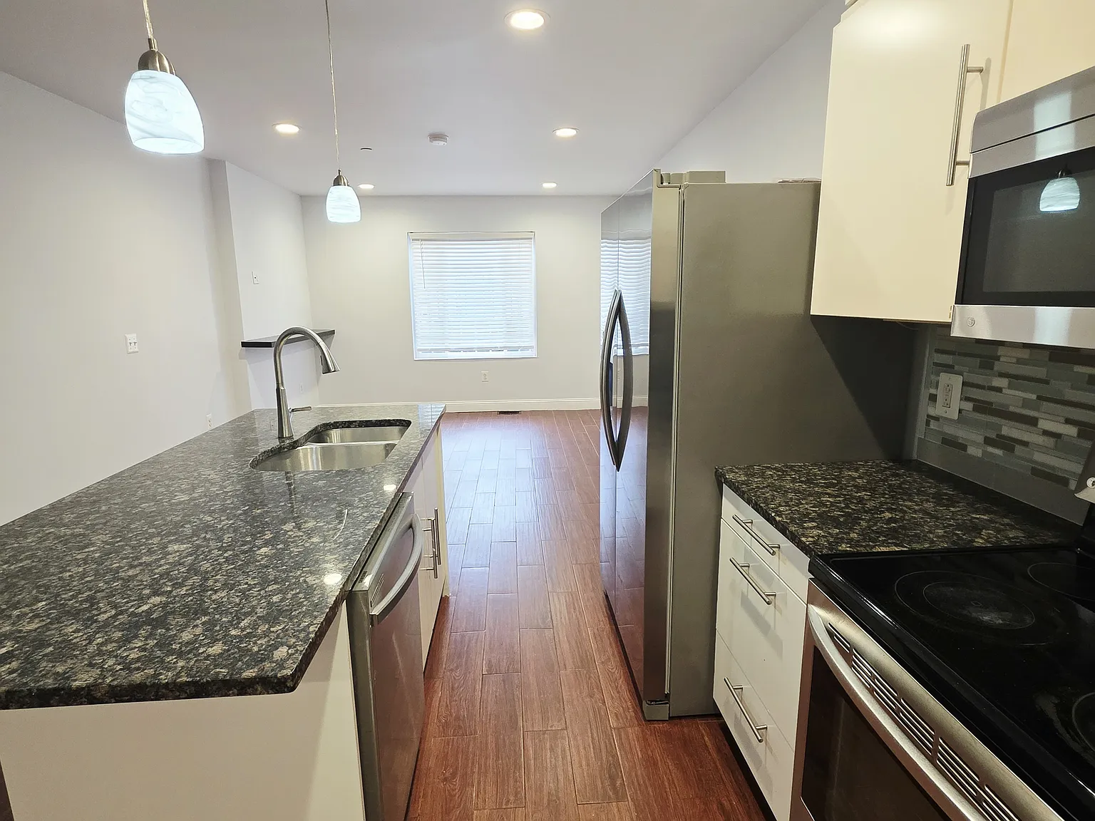 2 bed, 2.5 bath, 1000 sqft, $1,695 — Photo 2
