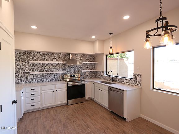 3rd image of 1023 E Camino Corrida