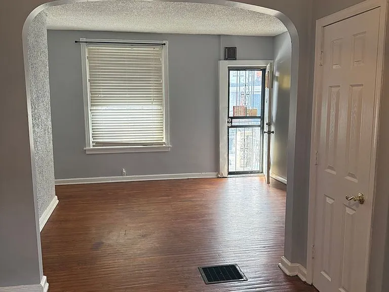 5753 N Beechwood St — Photo 49