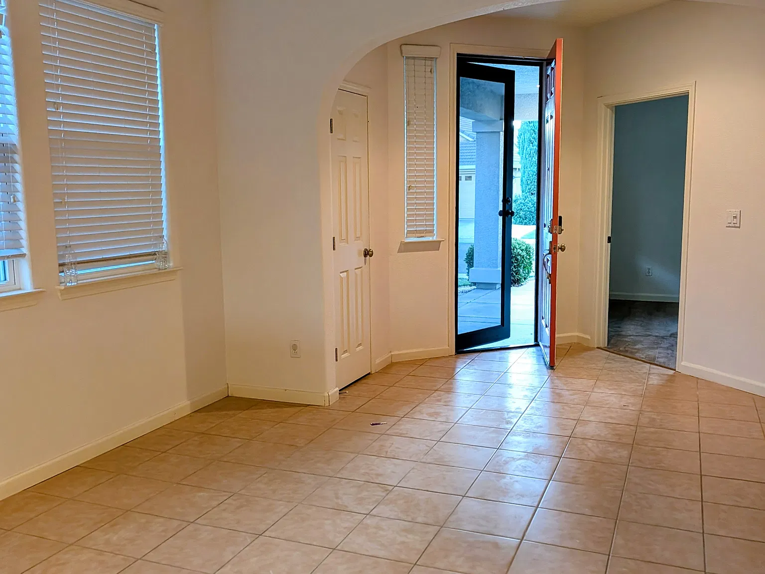 4 bed, 1945 sqft, $3,000 — Photo 4