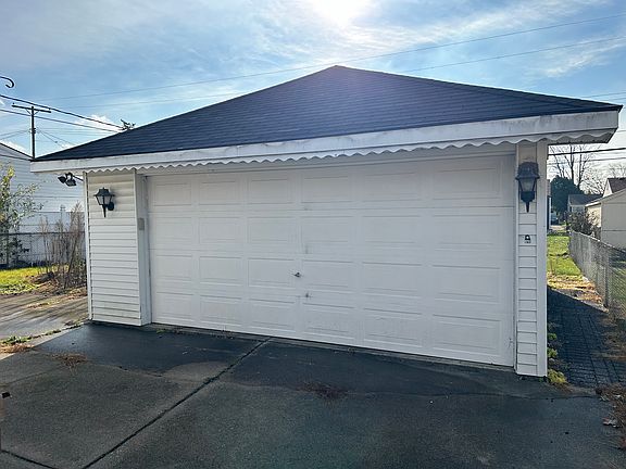 4th image of 32083 Glen St