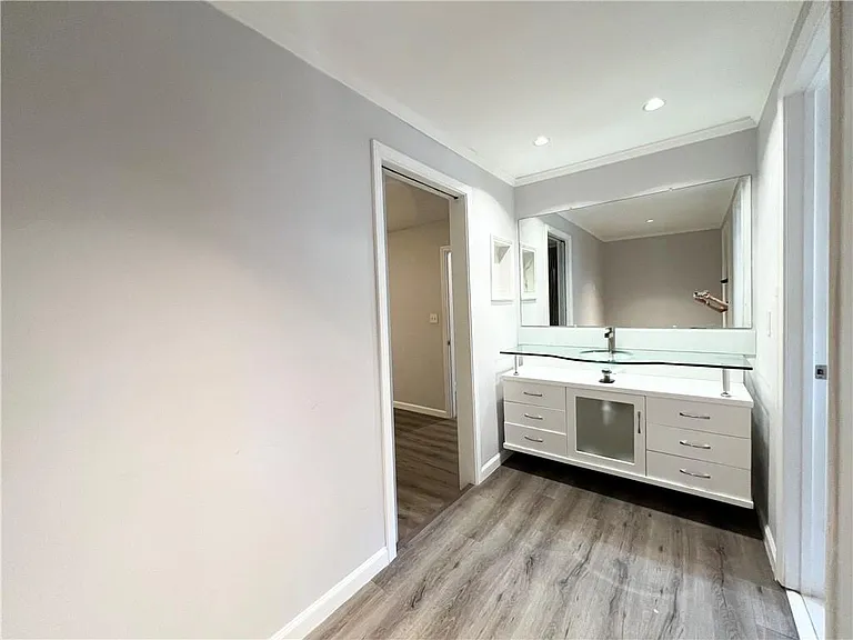 710 Creekwood Xing — Photo 16