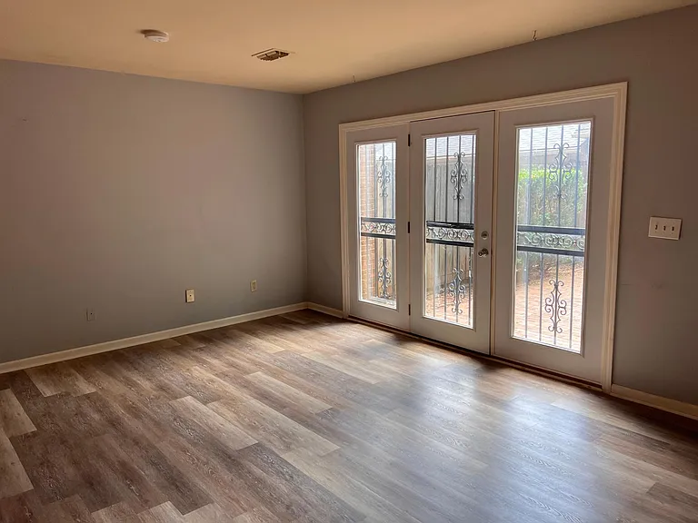 301 Bainbridge Dr #L — Photo 3