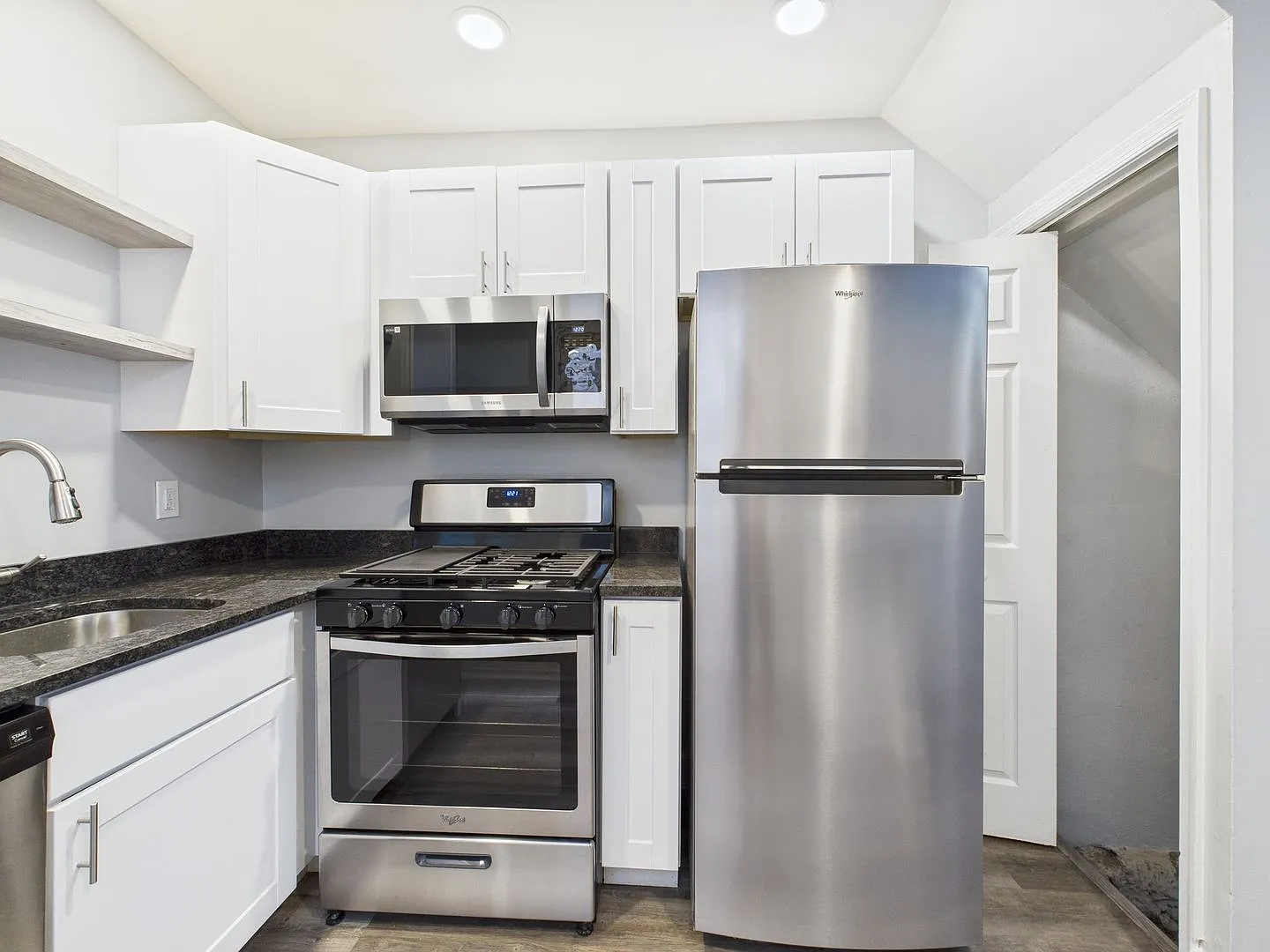 Fully Remodeled 2 Story Townhome In University City — Photo 4