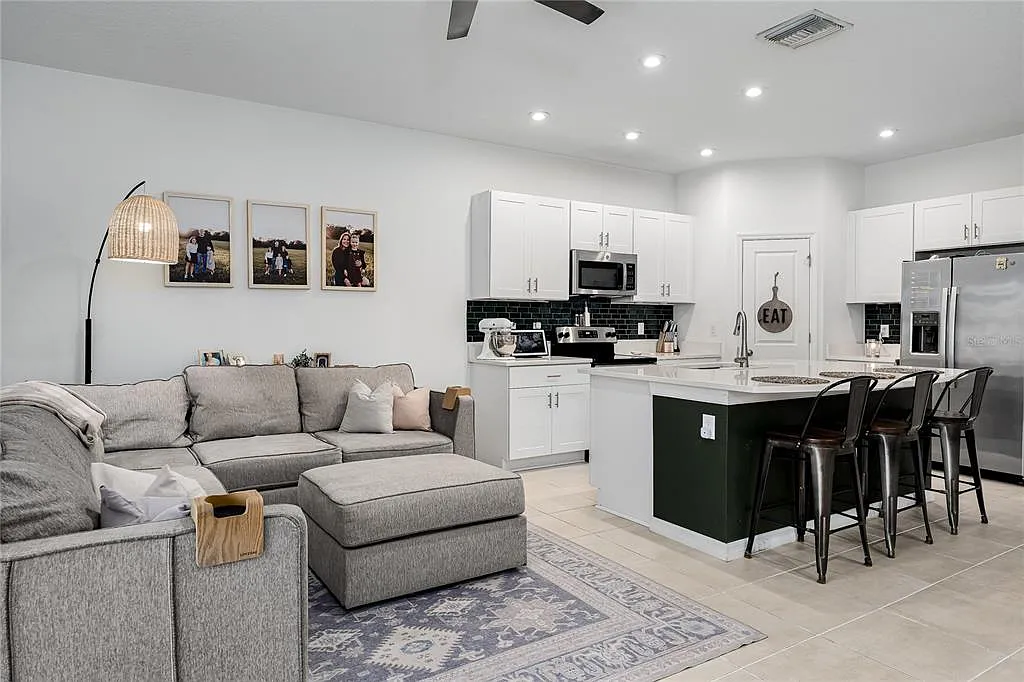 3 bed, 2.5 bath, 1407 sqft, $2,300 — Photo 2