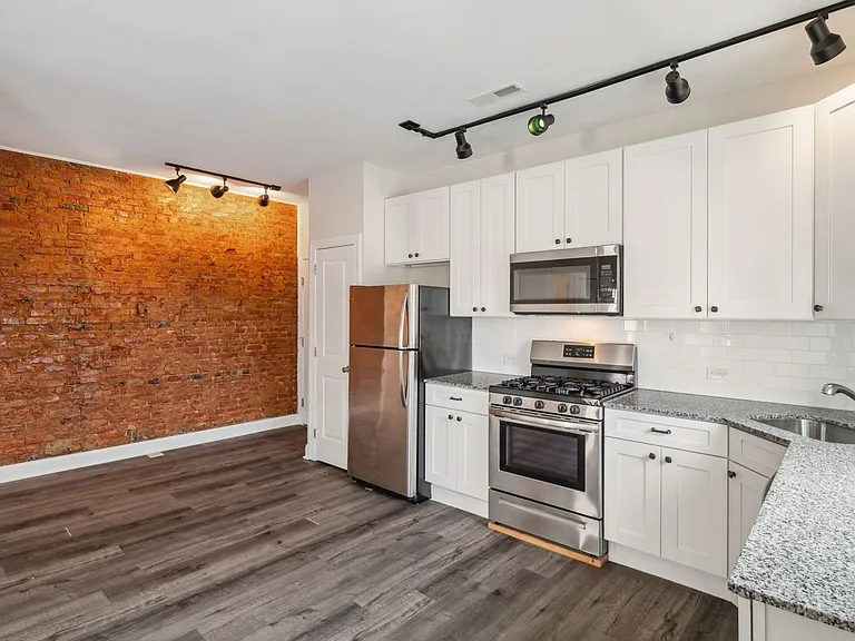 635 W Girard Ave #D — Photo 2