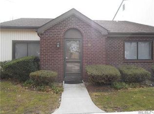 38 Blue Point Rd E, Holtsville, NY 11742