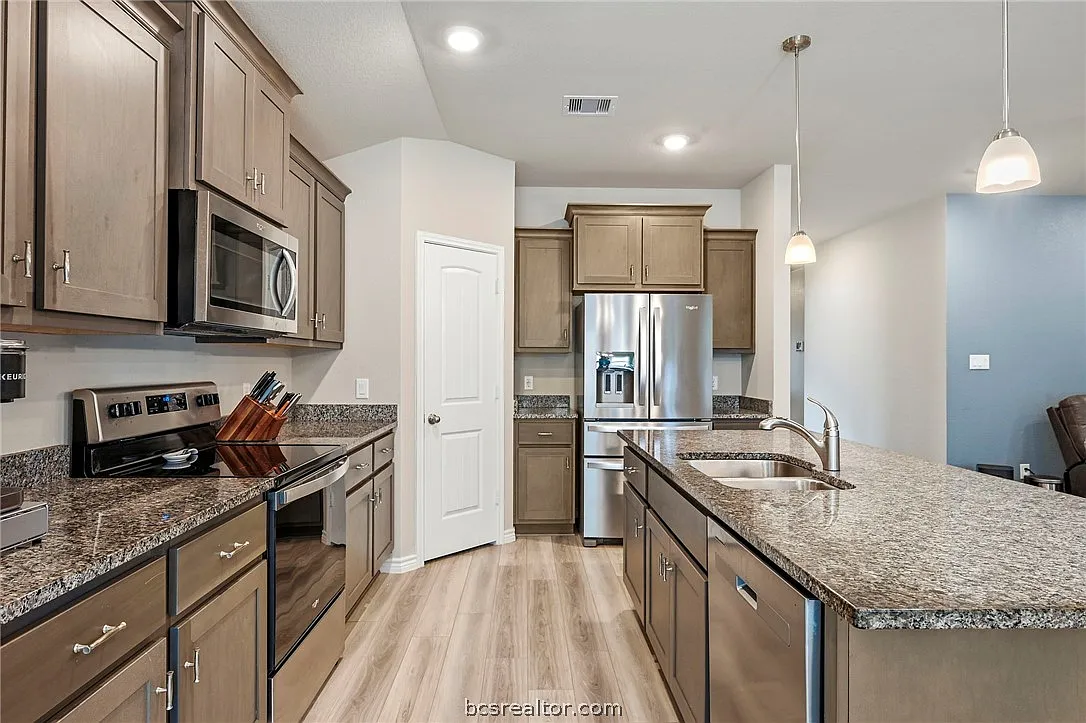 4 bed, 1865 sqft, $2,200 — Photo 3