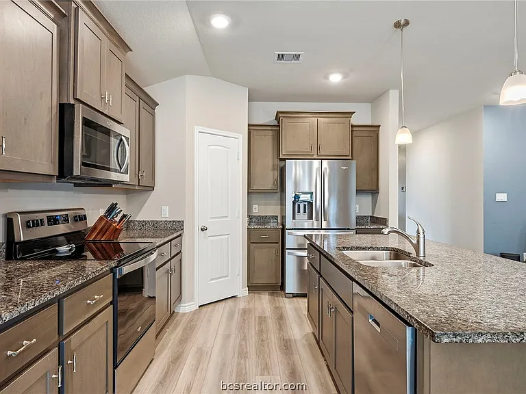 2042 Rock Ridge Ave — Photo 3