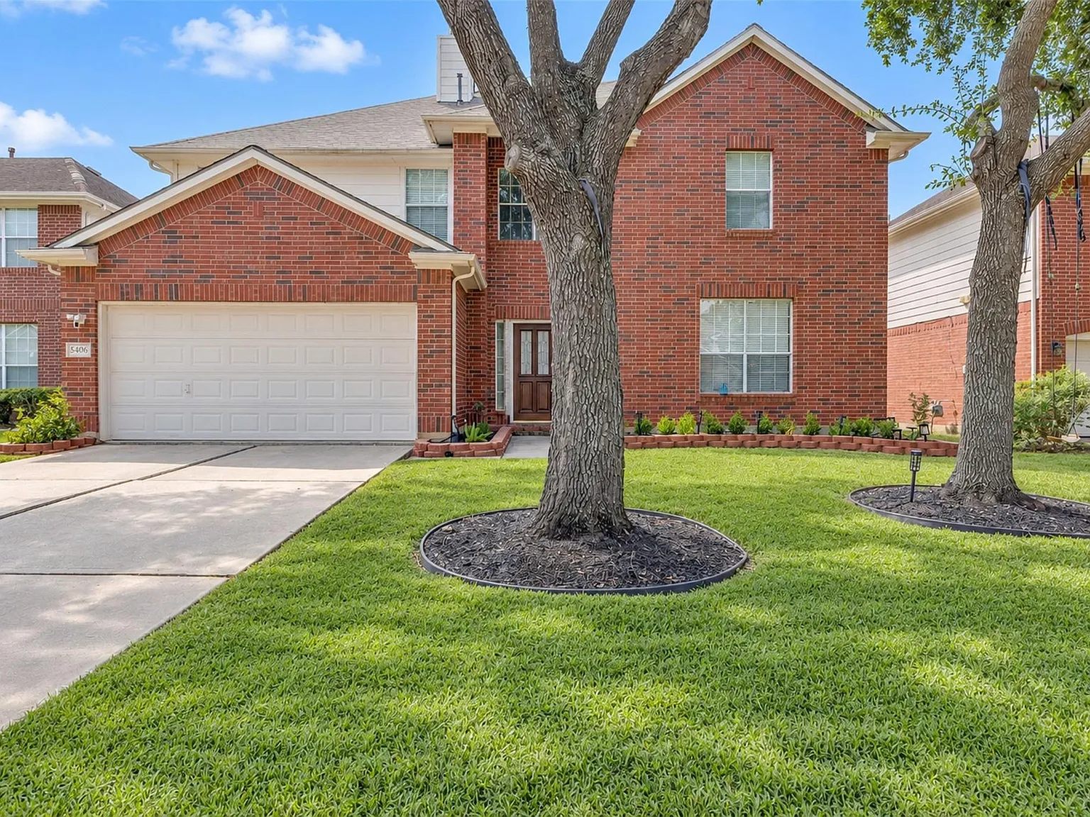 4 bed, 2.5 bath, 2852 sqft, $2,400 — Photo 2