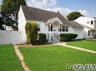 14 Balsam Ln, Hicksville, NY 11801
