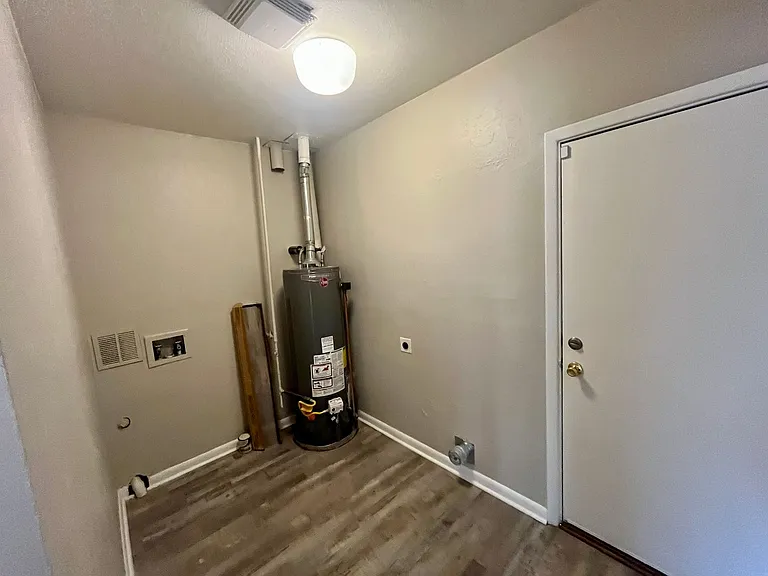 ** Move in Special** Spacious 3 bedroom, 1 bath Lakewood duplex with fenced in backyard available! — Photo 15