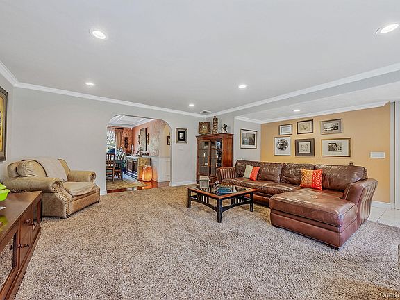 5th image of 193 Dix Hills Road