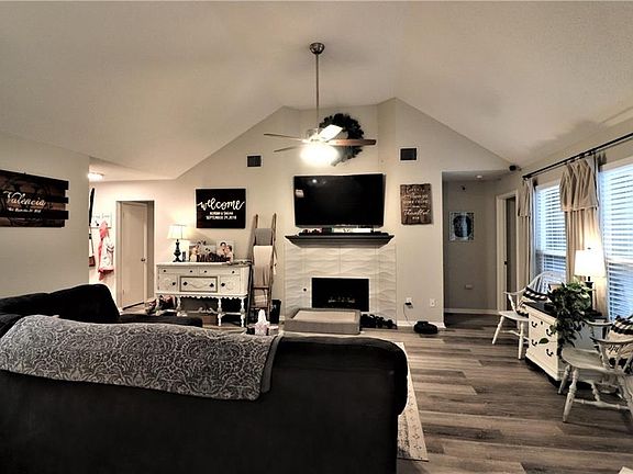3rd image of 906 Deer Grove Dr