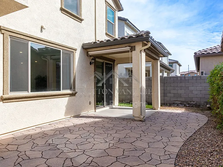 55 E Constitution Dr — Photo 26