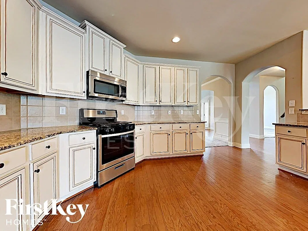 4 bed, 2.0 bath, 3780 sqft, $3,450 — Photo 3