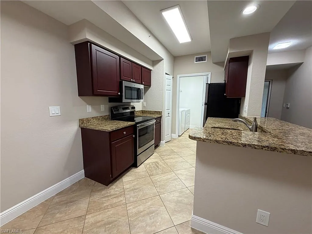 2 bed, 2.0 bath, 913 sqft, $1,750 — Photo 3