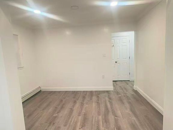 5th image of 110 Parkside Dr N