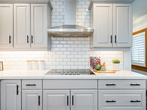 4th image of 154 Mary St