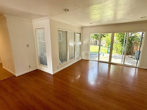 4th image of 25495 Seaver St