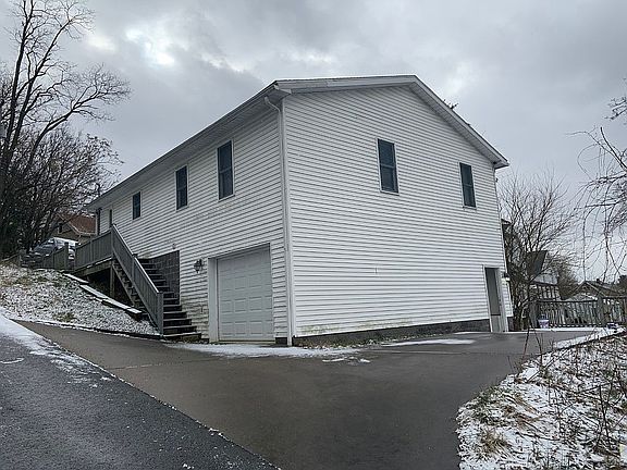 Rear view w addt'l parking