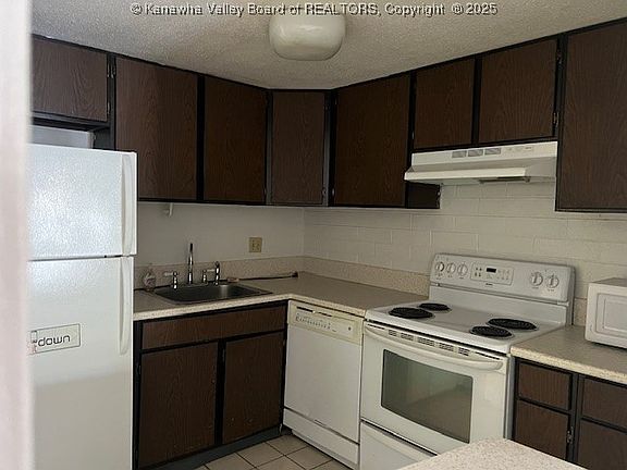 3rd image of 2106 Kanawha Blvd E APT 626