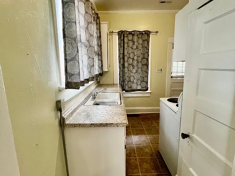 314 N Harvey St — Photo 5