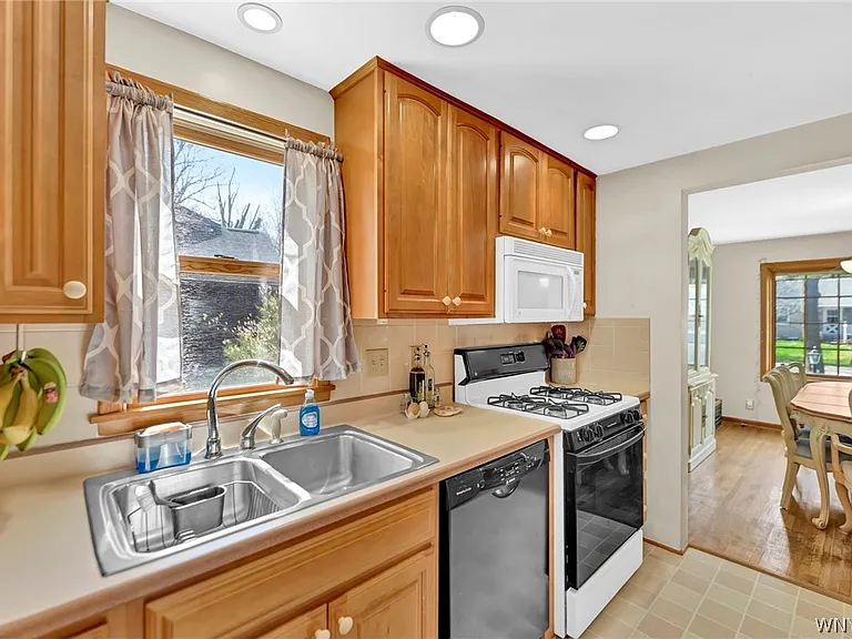 252 Royal Pkwy E — Photo 17