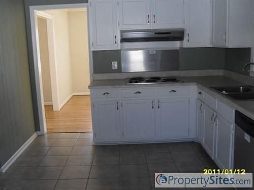 5th image of 207 Woodbury Cir