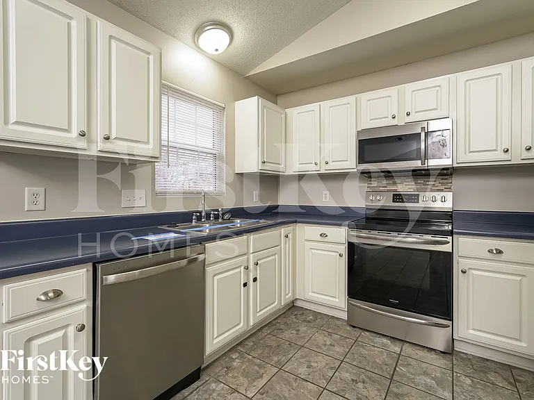 940 Londonderry Dr — Photo 6
