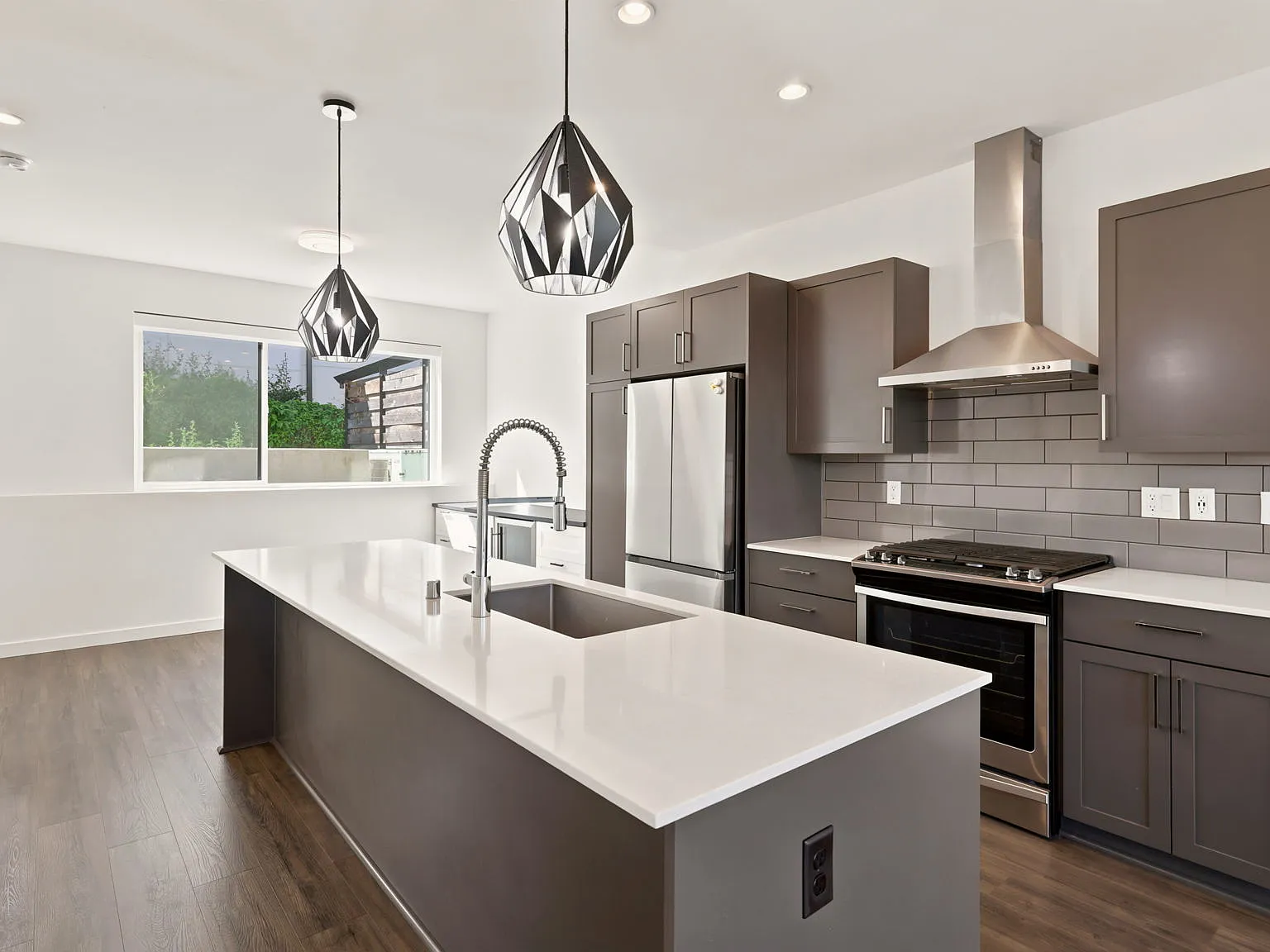 3 bed, 2.5 bath, 1617 sqft, $3,850 — Photo 4