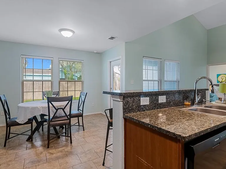 102 Pecan Harbor St — Photo 10