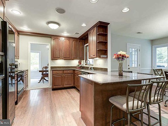 4th image of 105 E Meadowland Ln