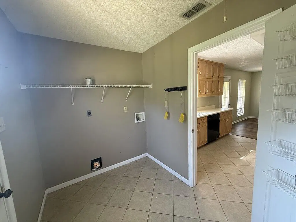 3 bed, 2.0 bath, 1441 sqft, $1,500 — Photo 2