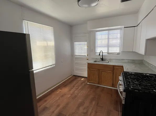 Quality 2 Bedroom Apt. w/ Garage in Vintage Courtyard Complex Downtown, 1119 Coal Ave SW APT 5, Albuquerque, NM 87102