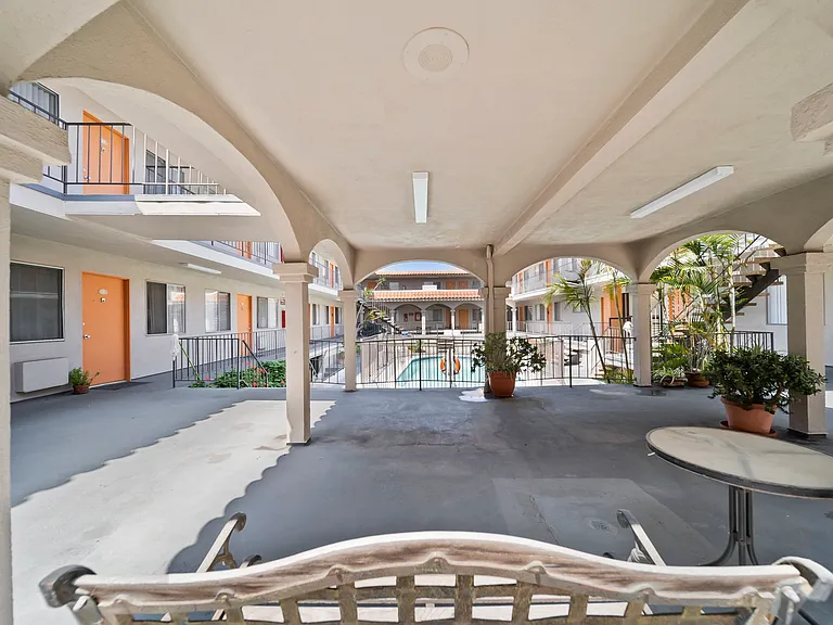 Valencia Apartments — Photo 9